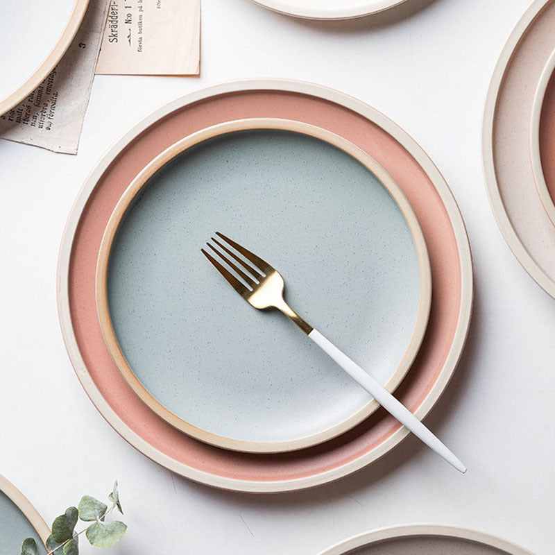 Matte ceramic plate: Minimalism at the Table